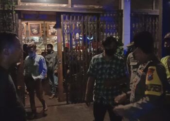 Penertiban tim gabungan menyasar kerumunan di kafe dan angkringan, Rabu (30/12/2020). (Foto : Humas Polresta Malang Kota)