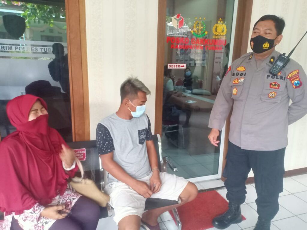 Pelaku dalam video bagi-bagi uang Rp 100 ribu saat pencoblosan di Tuban akhirnya diamankan pihak kepolisian. (Foto: Moch Abdurrochim/Tugu Jatim)