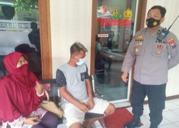 Pelaku dalam video bagi-bagi uang Rp 100 ribu saat pencoblosan di Tuban akhirnya diamankan pihak kepolisian. (Foto: Moch Abdurrochim/Tugu Jatim)