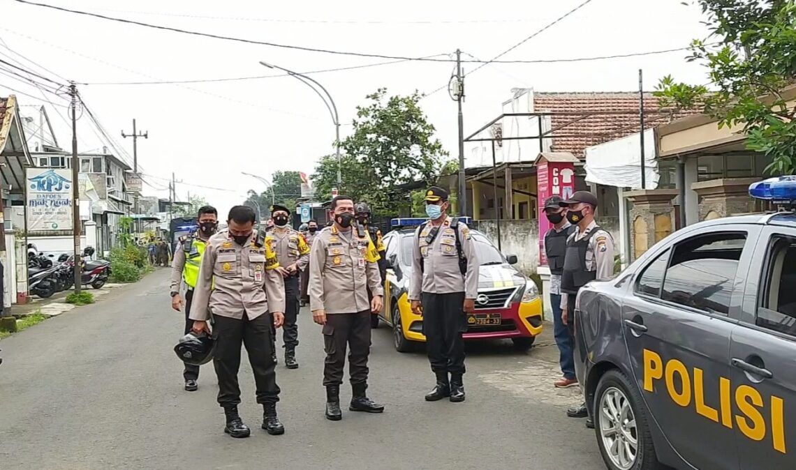 Polresta Malang Kota: Malang Dijamin Steril dari Atribut FPI 1 Operasi penyisiran tim gabungan pasca penetapan ormas FPI sebagai organisasi yang dilarang, Kamis (31/12/2020). (Foto: Azmy)
