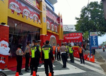 Pos pengamanan Natal dan Tahun Baru di Bojonegoro yang didesain bertemakan Natal. (Foto: Mila Arinda/Tugu Jatim)