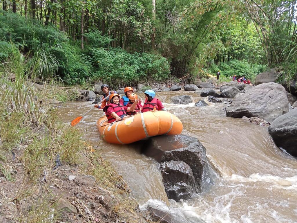 Kru Tugu Media Group ketika bermain rafting di Kaliwatu, Kota Batu. (Foto: Dokumen)