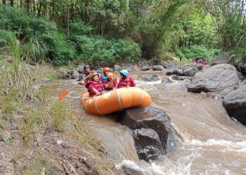 Kru Tugu Media Group ketika bermain rafting di Kaliwatu, Kota Batu. (Foto: Dokumen)