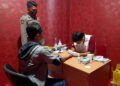 Proses rapid test antigen dan antibodi gratis yang disediakan oleh Pemkab Bojonegoro. (Foto: Agus Set/Tugu Jatim)