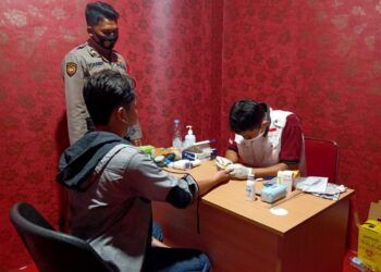 Proses rapid test antigen dan antibodi gratis yang disediakan oleh Pemkab Bojonegoro. (Foto: Agus Set/Tugu Jatim)