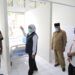 RS Lapangan Kota Malang Resmi Beroperasi, Khofifah: Tingkatkan Disiplin Protkes 10 Gubernur Jatim, Khofifah saat meresmikan dan meninjau RS Lapangan Kota Malang, Rabu (16/12/2020) kemarin. (Foto: Humas Pemprov Jatim)