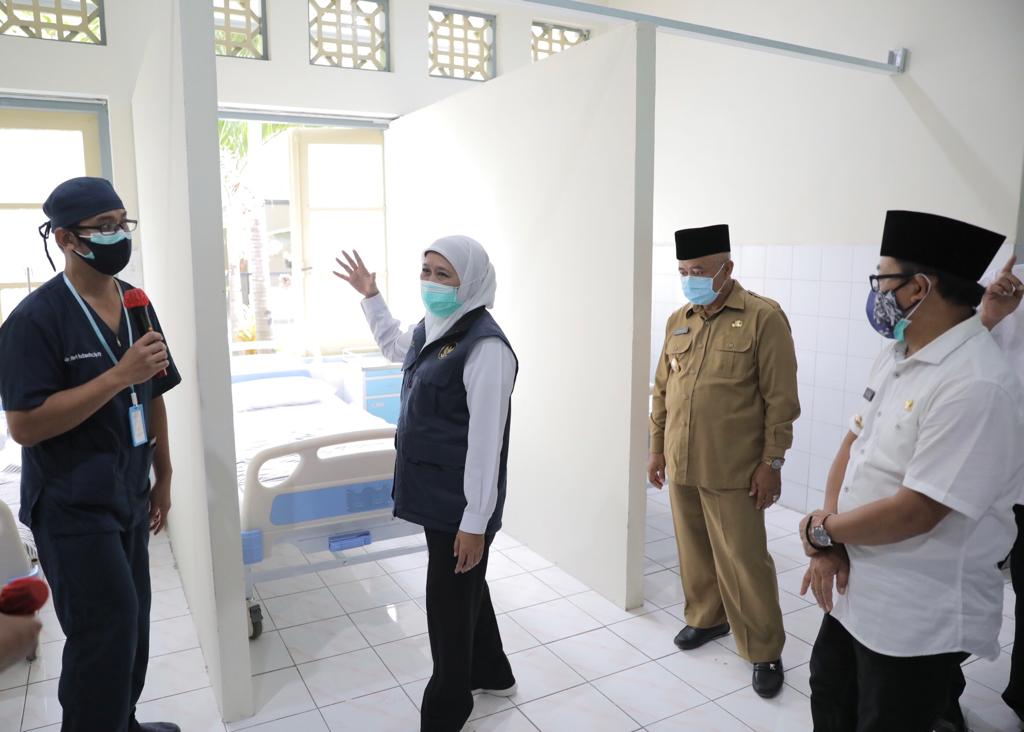 Gubernur Jatim, Khofifah saat meresmikan dan meninjau RS Lapangan Kota Malang, Rabu (16/12/2020) kemarin. (Foto: Humas Pemprov Jatim)