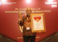 Bupati Malang, Sanusi memaerkan penghargaan dari Mendagri, Tito Karnavian. (Foto: Humas Pemkab Malang)