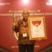 Kabupaten Malang Raih Kategori Kabupaten/Kota Terinovatif dari Mendagri 8 Bupati Malang, Sanusi memaerkan penghargaan dari Mendagri, Tito Karnavian. (Foto: Humas Pemkab Malang)