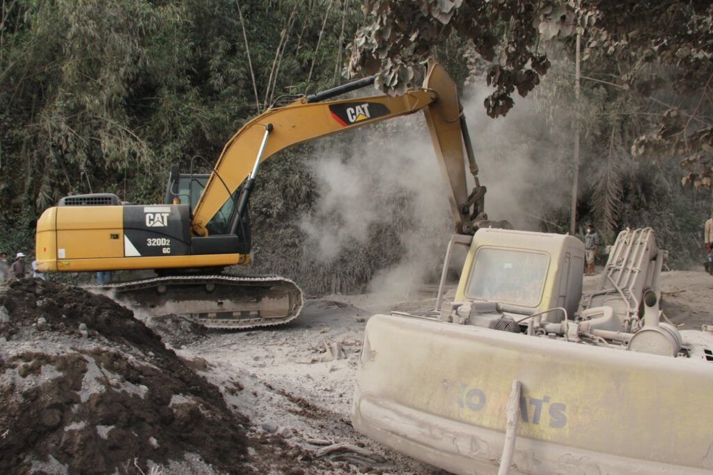 Proses evakuasi sejumlah alat berat dan dump truck pertambangan pasir yang tertimbun material endapan lahar usai Gunung Semeru Meletus, Rabu (2/12) Foto : Ben