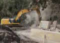 Semeru Meletus, Diduga Ada 1 Pekerja Tambang Pasir Jadi Korban 3 Proses evakuasi sejumlah alat berat dan dump truck pertambangan pasir yang tertimbun material endapan lahar usai Gunung Semeru Meletus, Rabu (2/12) Foto : Ben