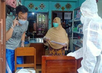 Petugas KPPS keliling mengantarkan surat suara di rumah pasien isolasi mandiri di Kabupaten Malang, Rabu (9/12). (Foto: Azm/Tugu Jatim)