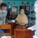 Petugas KPPS keliling mengantarkan surat suara di rumah pasien isolasi mandiri di Kabupaten Malang, Rabu (9/12). (Foto: Azm/Tugu Jatim)