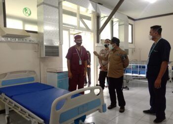 Wali Kota Sutiaji saat meninjau lokasi RS Lapangan Kota Malang. (Foto: Pemkot Malang)