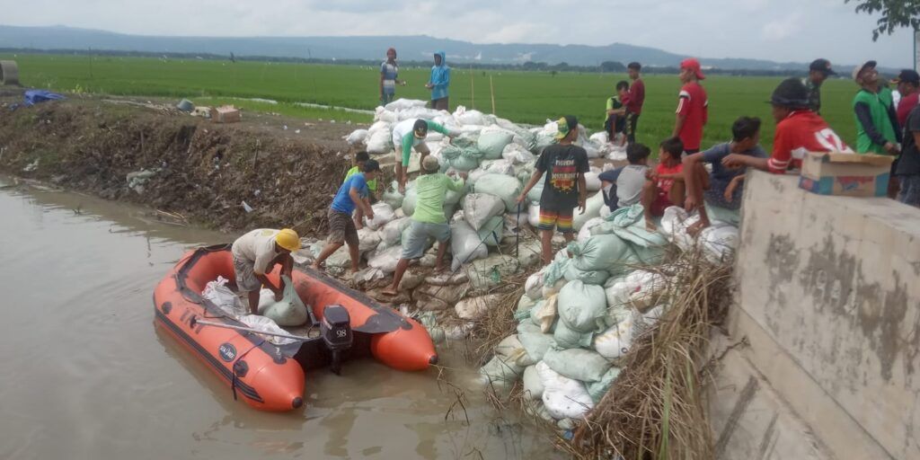 Perbaikan tanggul Sungai Ingas, Bojonegoro yang sempat jebol Senin (14/12) lalu dan mengakibatkan banjir. (Foto: Agus Setiawan/Tugu Jatim)