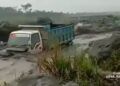 Banjir lahar dingin Gunung Semeru, satu truk penambang pasir terseret lahar. (Foto: tangkapan layar)