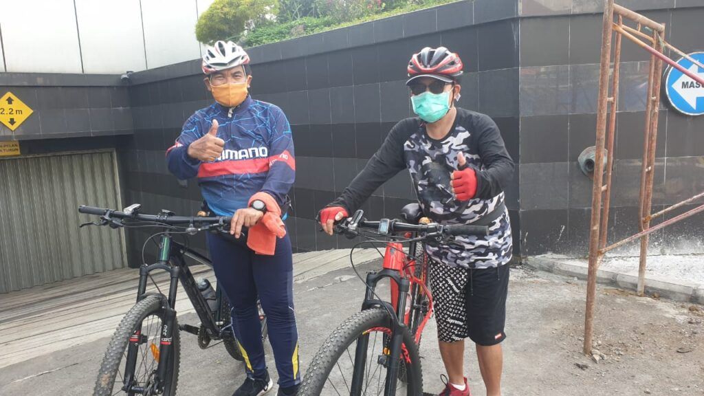 Wali Kota Malang Sutiaji (kanan) bersama Sekda Kota Malang Wasto (kiri) melakukan gowes usai dinyatakan negatif COVID-19. (Foto: Pemkot Malang)