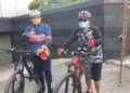 Wali Kota Malang Sutiaji (kanan) bersama Sekda Kota Malang Wasto (kiri) melakukan gowes usai dinyatakan negatif COVID-19. (Foto: Pemkot Malang)
