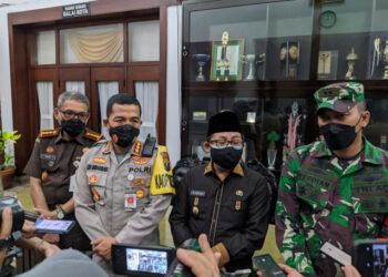 Wali Kota Malang, Sutiaji, bersama pejabat Forkopimda Kota Malang, usai rakor menyepakati penerapan jam malam menjelang Tahun Baru 2021, di Balai Kota Malang, pada Selasa (29/12/2020). (Foto: Ulul Azmy/Tugu Malang)