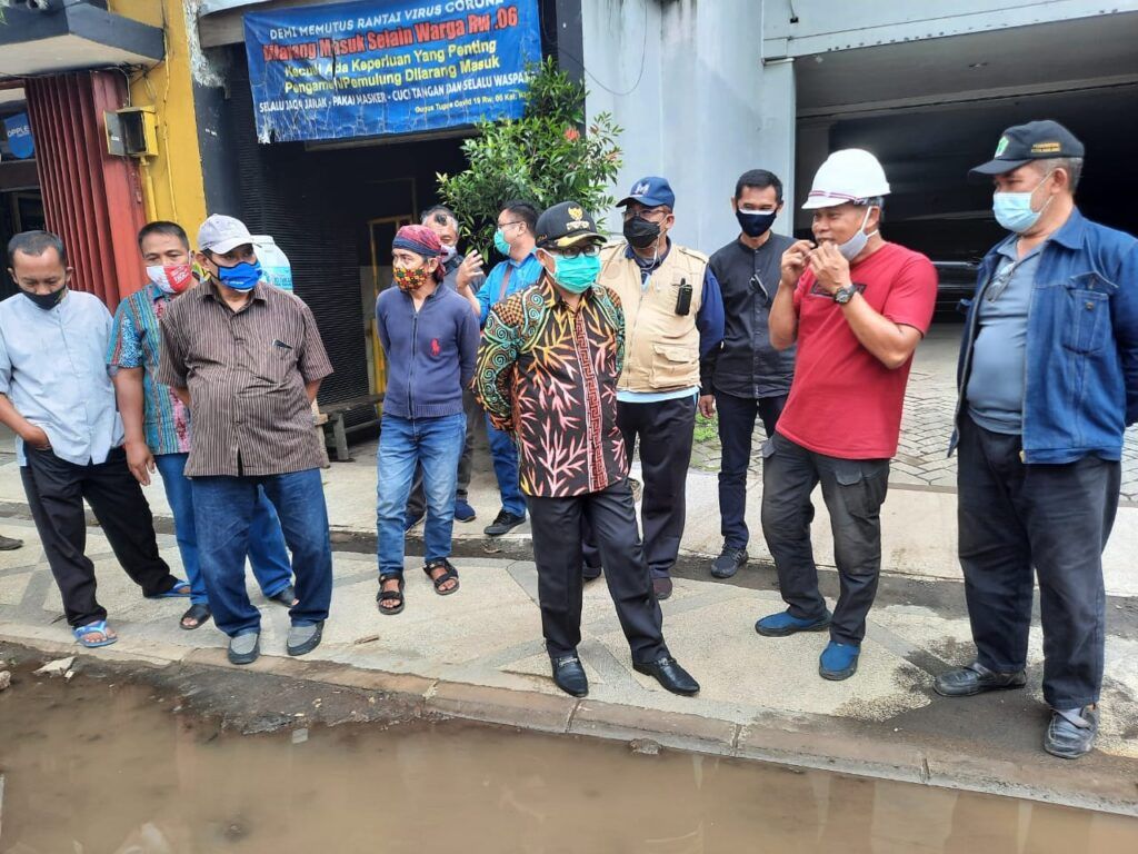 Wali Kota Malang Sutiaji saat berdialog dengan Konsultan Manajemen Konstruksi, PT Widya Satria, Alif Riwidya, usai proyek Kayutangan Heritage tergenang banjir, Sabtu (26/12/2020). Foto : Azmy Pemkot Malang