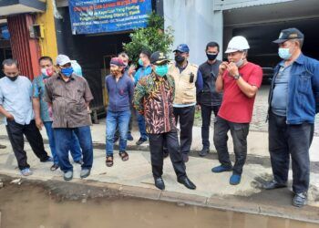 Wali Kota Malang Sutiaji saat berdialog dengan Konsultan Manajemen Konstruksi, PT Widya Satria, Alif Riwidya, usai proyek Kayutangan Heritage tergenang banjir, Sabtu (26/12/2020). Foto : Azmy Pemkot Malang