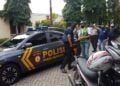 WNA asal Kanada, Khan A Ahmad (jaket hijau bertopi) saat diserahkan kepada Kejaksaan Negeri (Kejari) Kota Malang. (Foto: Kantor Imigrasi Kelas I TPI Malang)