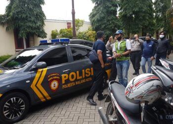 WNA asal Kanada, Khan A Ahmad (jaket hijau bertopi) saat diserahkan kepada Kejaksaan Negeri (Kejari) Kota Malang. (Foto: Kantor Imigrasi Kelas I TPI Malang)