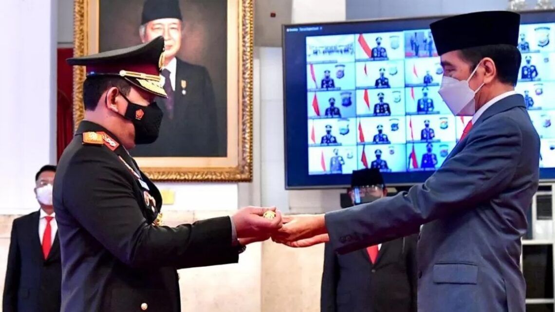 Jokowi Resmi Lantik Listyo Sigit Prabowo sebagai Kapolri 1 Presiden Jokowi resmi melantik Komjen Listyo Sigit Prabowo sebagai Kapolri. (Foto: Biro Pers Sekretariat Negara)