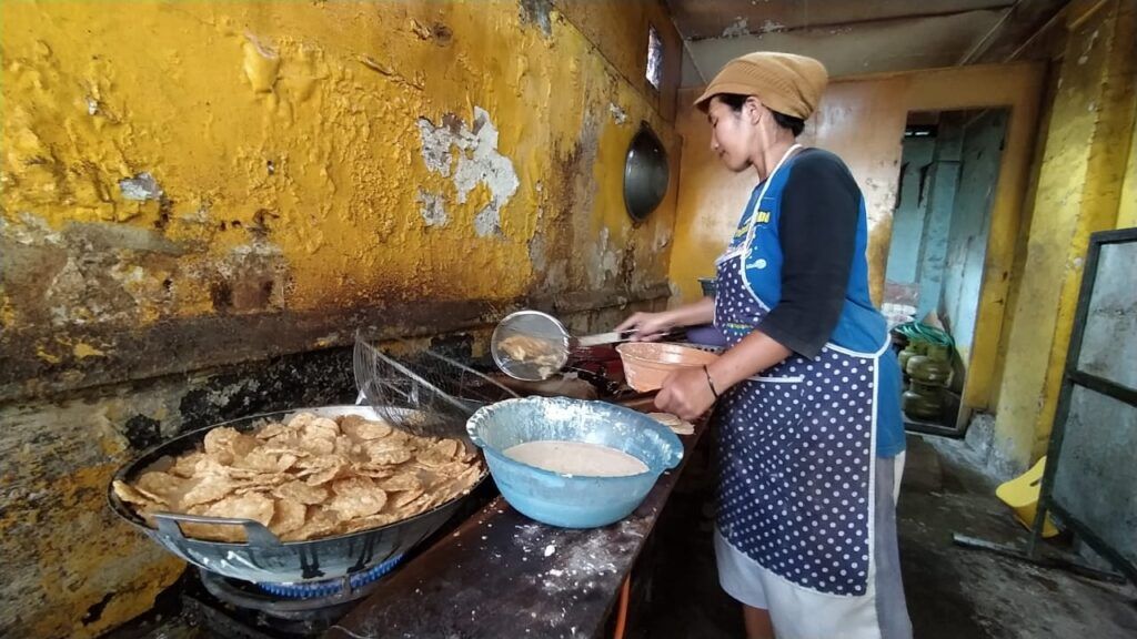 Salah satu perajin tempe tengah memproduksi keripik. (Foto: Azm/Tugu Malang/Tugu Jatim)