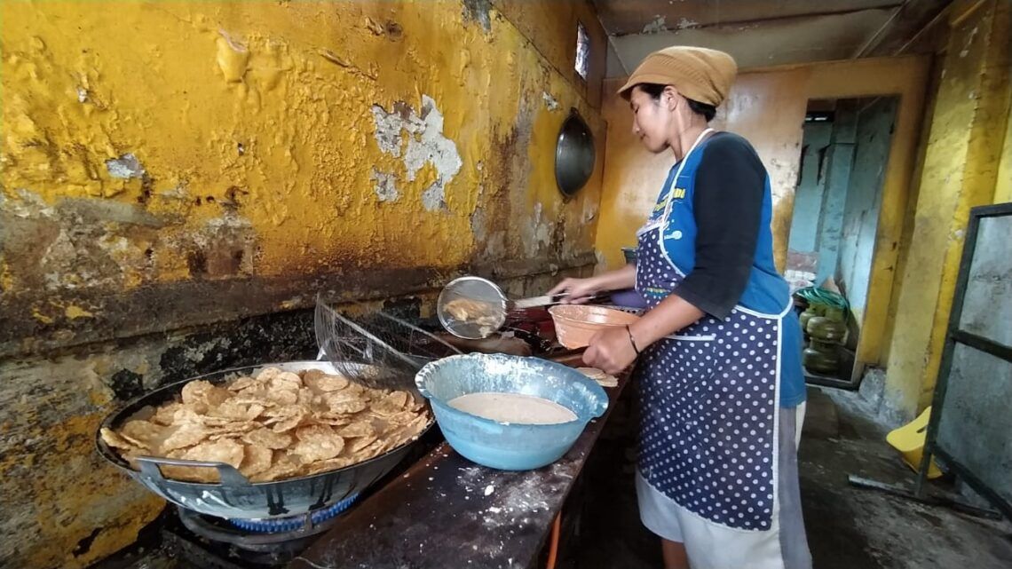 Harga Kedelai Melonjak, Perajin Tempe di Kampung Sanan Malang Menolak Mogok 1 Salah satu perajin tempe tengah memproduksi keripik. (Foto: Azm/Tugu Malang/Tugu Jatim)