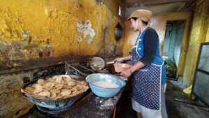 Harga Kedelai Melonjak, Perajin Tempe di Kampung Sanan Malang Menolak Mogok