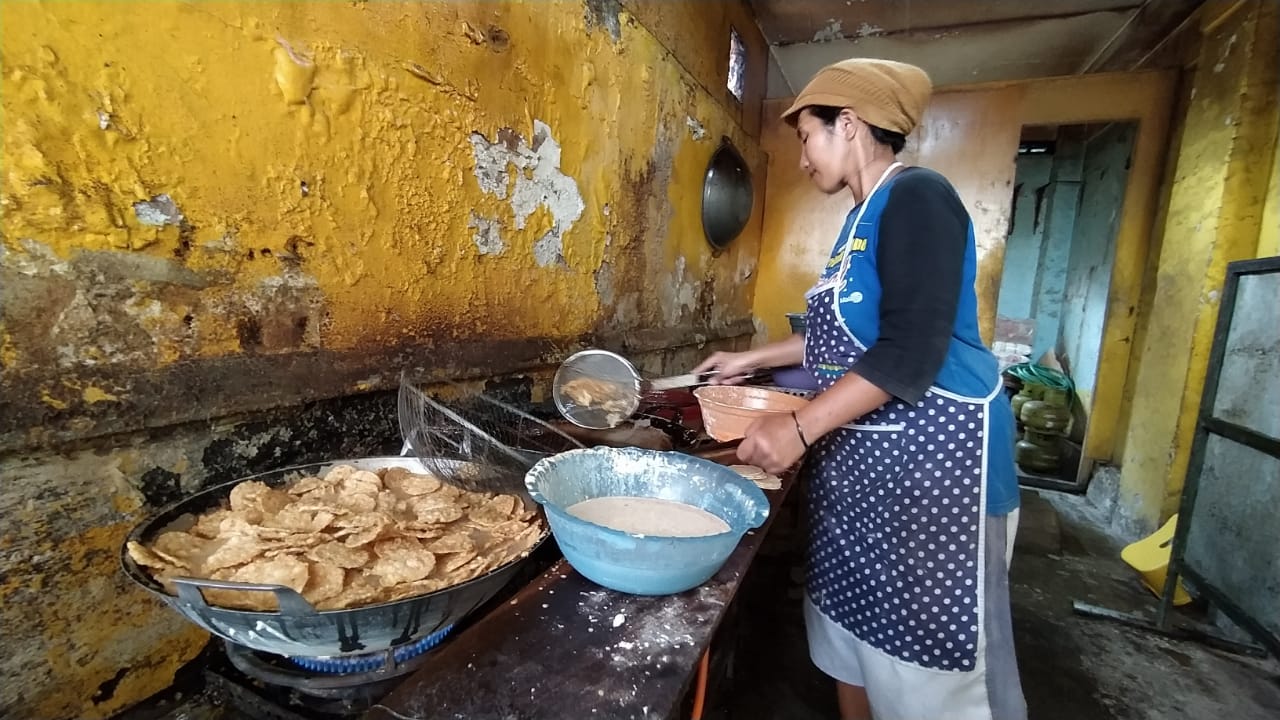 Salah satu perajin tempe tengah memproduksi keripik. (Foto: Azm/Tugu Malang/Tugu Jatim)