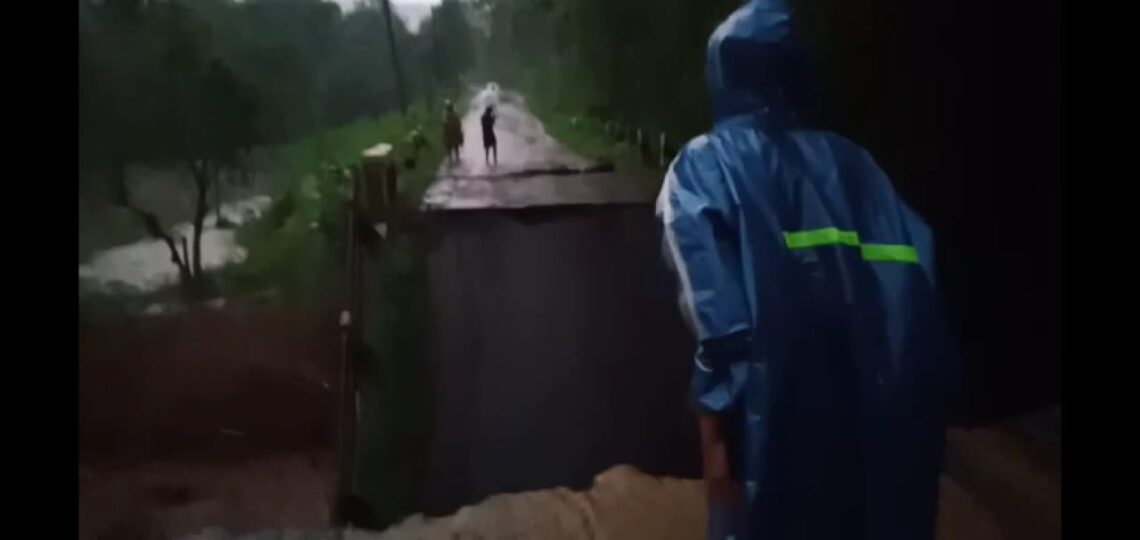 7.450 Warga Terisolasi gara-gara Jembatan Kasembon Ambrol 1 Foto:BPBD Kabupaten Malang