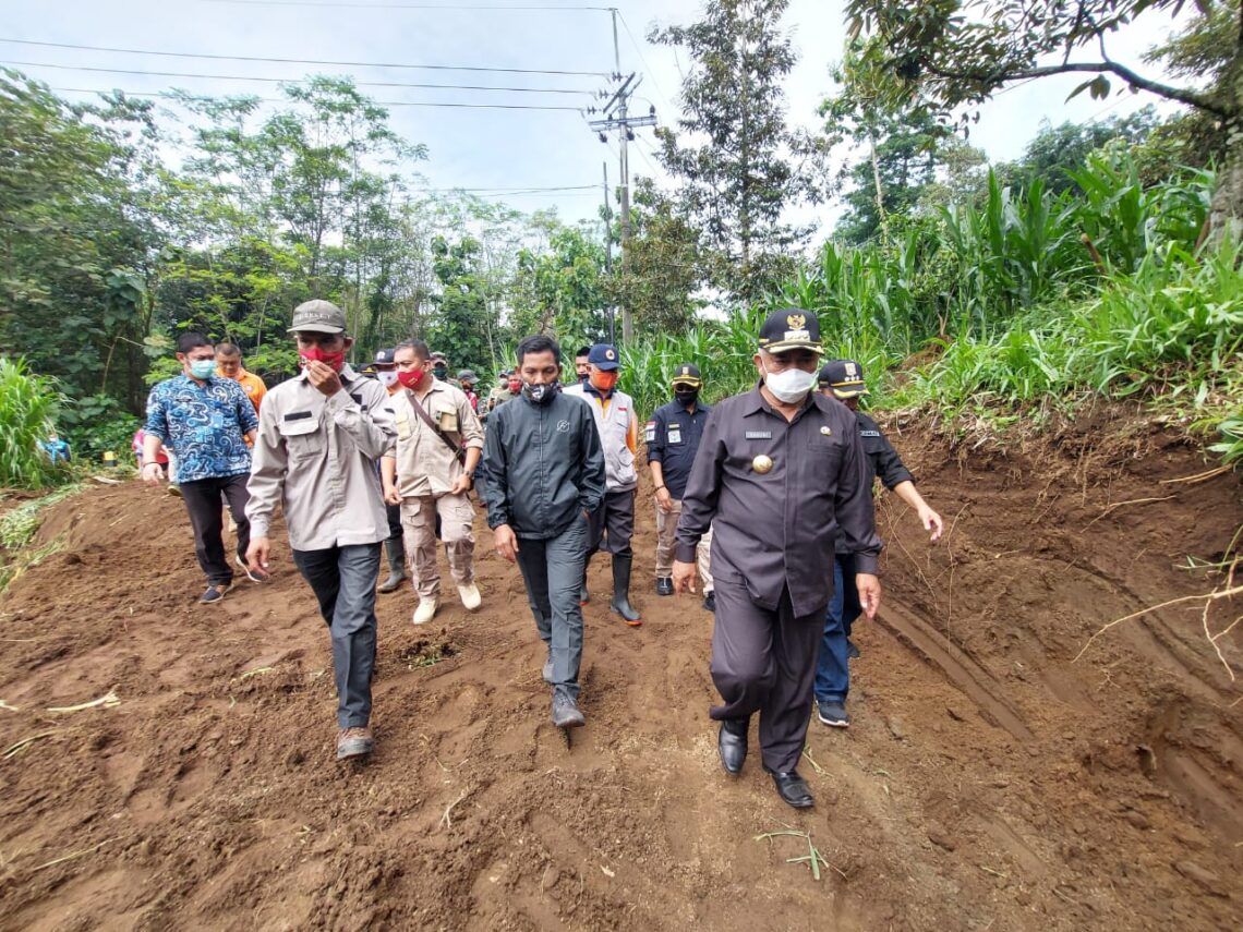 Pemkab Malang Anggarkan Rp 2 M untuk Perbaikan Jembatan Kasembon 1 Bupati Malang Muhammad Sanusi meninjau jembatan Kasembon yang ambrol. (Foto:rap)