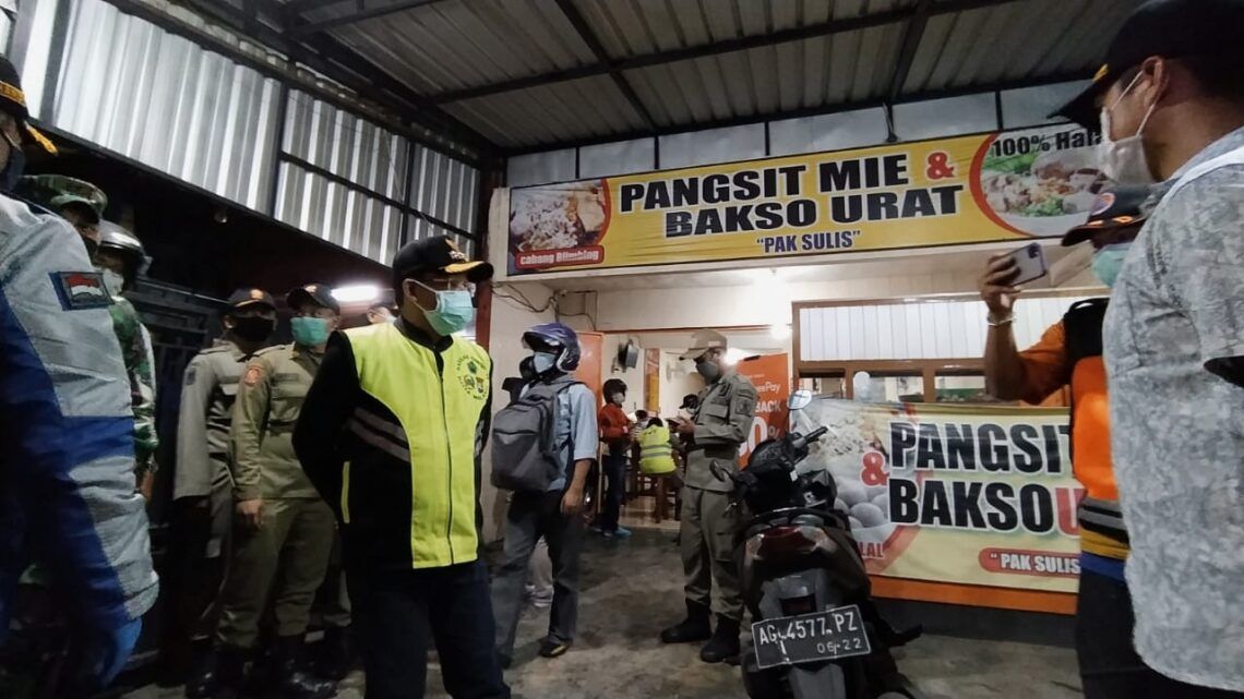 7 Tempat Usaha Kena BAP di Hari Pertama PPKM Kota Malang 1 Wali Kota Malang Sutiaji melakukan operasi sidak gabungan di hari pertama PPKM Senin (11/01/2021) malam. Foto : Azmy