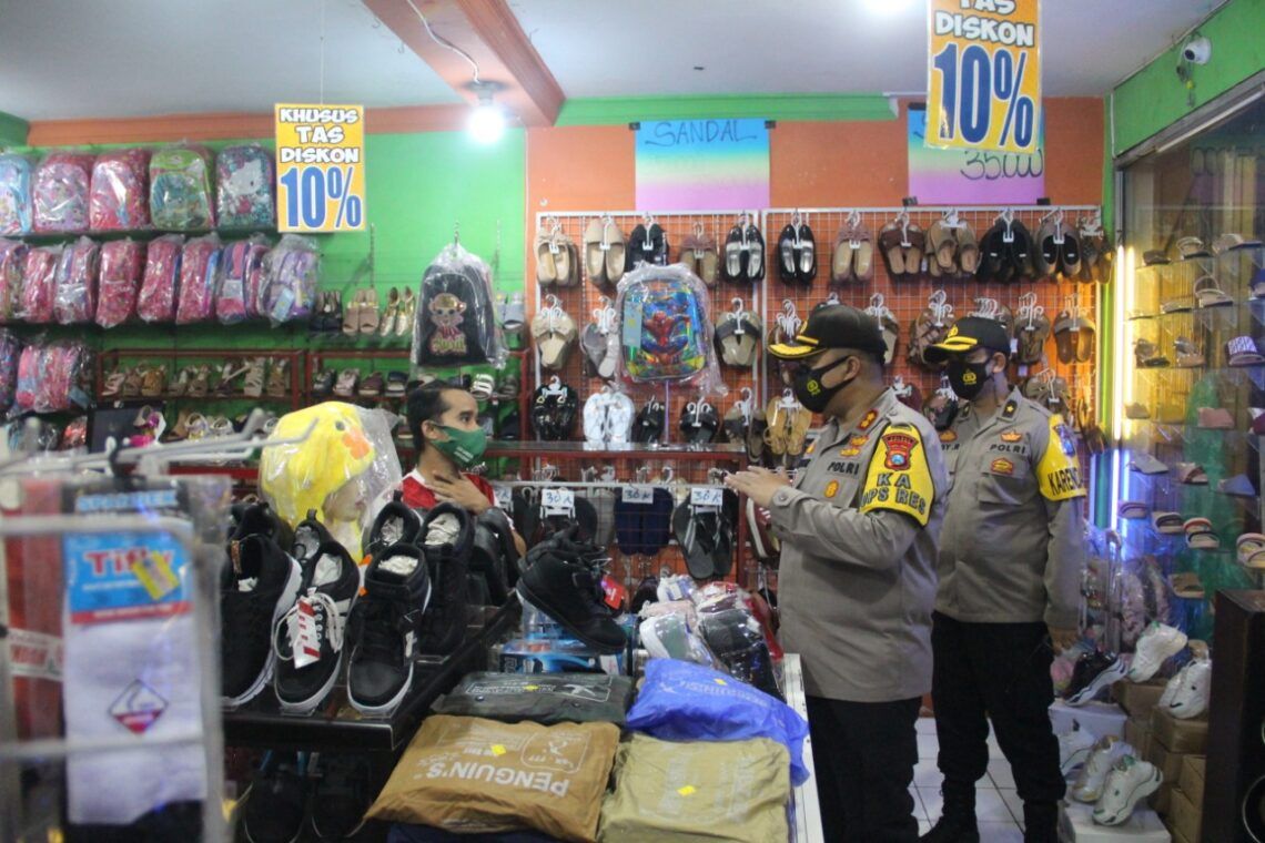 Patroli PPKM, Kapolres Malang Tegaskan Kafe dan Restoran Tutup Pukul 19.00 1 Kapolres Malang AKBP Hendri Umar melakukan patroli Senin malam (11/01/2021). Foto: Rap