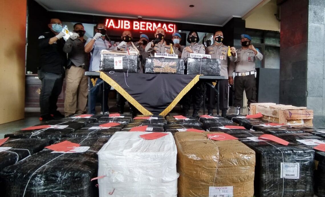 Kapolresta Malang Kota Kombes Pol Leonardus Simarmata memamerkan hasil ungkap kasus gembong narkoba di Malang dengan barang bukti pil jenis dobel L hampir mencapai 2,5 juta butir Selasa (12/01/2021). Foto : Azmy/Tugu Jatim