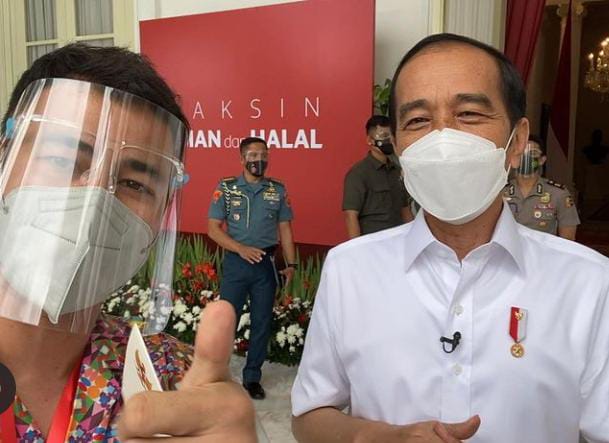 Raffi Ahmad bersama Presiden Jokowi saat vaksinasi perdana. (Foto: ig raffinagita1717)