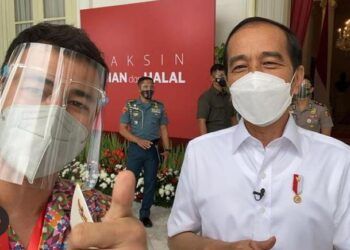 Raffi Ahmad bersama Presiden RI Jokowi saat vaksin perdana di Istana Negara Rabu (13/01/2021). (Foto: IG Raffi Ahmad/Tugu Jatim)