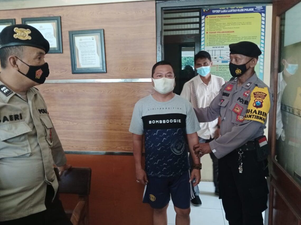 Peras Kades di Tuban, Oknum Mengaku "Wartawan" Dicokok Petugas 1 Penangkapan tersangka pemerasan di Tuban. (Foto: Humas Polsek Jenu)