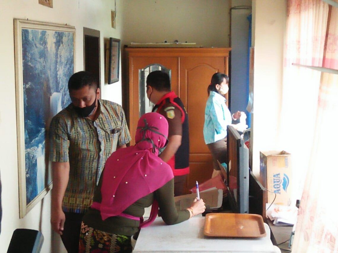 Kejari Kota Malang Geledah Kantor Rumah Pemotongan Hewan soal Kasus Suap Rp 1,5 M 1 Penggeledahan Rumah Pemotongan Hewan (RPH) Kota Malang. (Foto: Azm/Tugu Jatim)