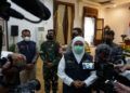 Gubernur Jawa Timur Khofifah Indar Parawansa sedang mengikuti vaksinasi masal secara daring. (Foto: Rangga Aji/Tugu Jatim)