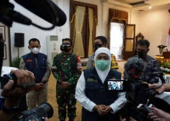 Gubernur Jawa Timur Khofifah Indar Parawansa sedang mengikuti vaksinasi masal secara daring. (Foto: Rangga Aji/Tugu Jatim)