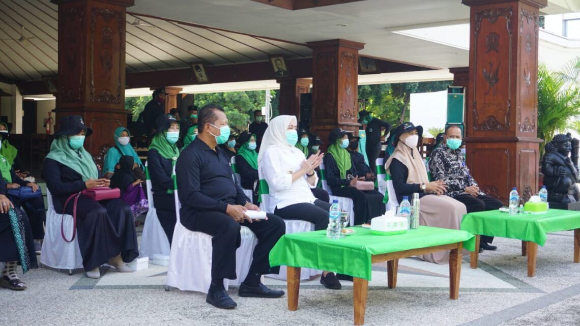 Kurangi Volume Sampah, DLH Bojonegoro Beri Bantuan Kendaraan Pengangkut Sampah 1 Foto : Humas Pemkab Bojonegoro
