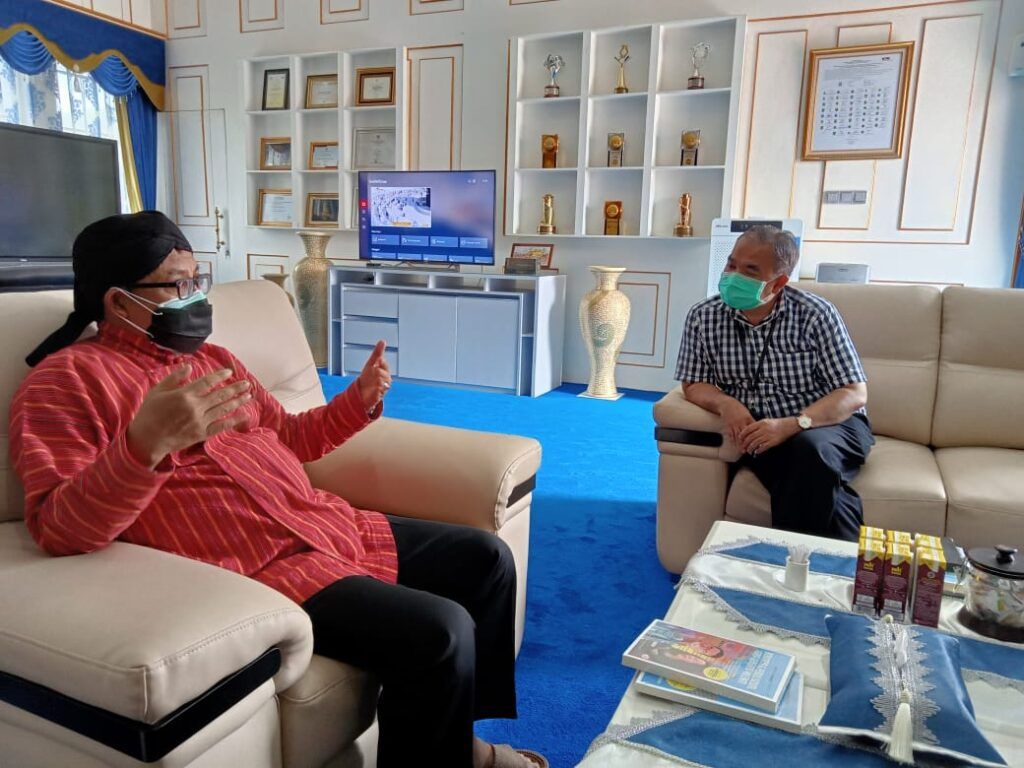 Dr Aqua Dwipayana bersama Wali Kota Malang Sutiaji. (Foto: Irham Torik/Tugu Jatim)