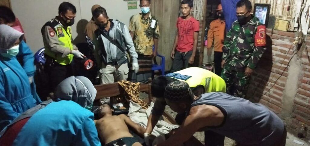 Korban bunuh diri bernama Tarjo berhasil diangkat dari dalam sumur. (Foto:Kapolsek Kedungadem/Tugu Jatim)