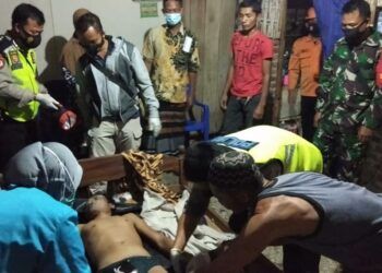 Korban bunuh diri bernama Tarjo berhasil diangkat dari dalam sumur. (Foto:Kapolsek Kedungadem/Tugu Jatim)