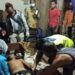Korban bunuh diri bernama Tarjo berhasil diangkat dari dalam sumur. (Foto:Kapolsek Kedungadem/Tugu Jatim)