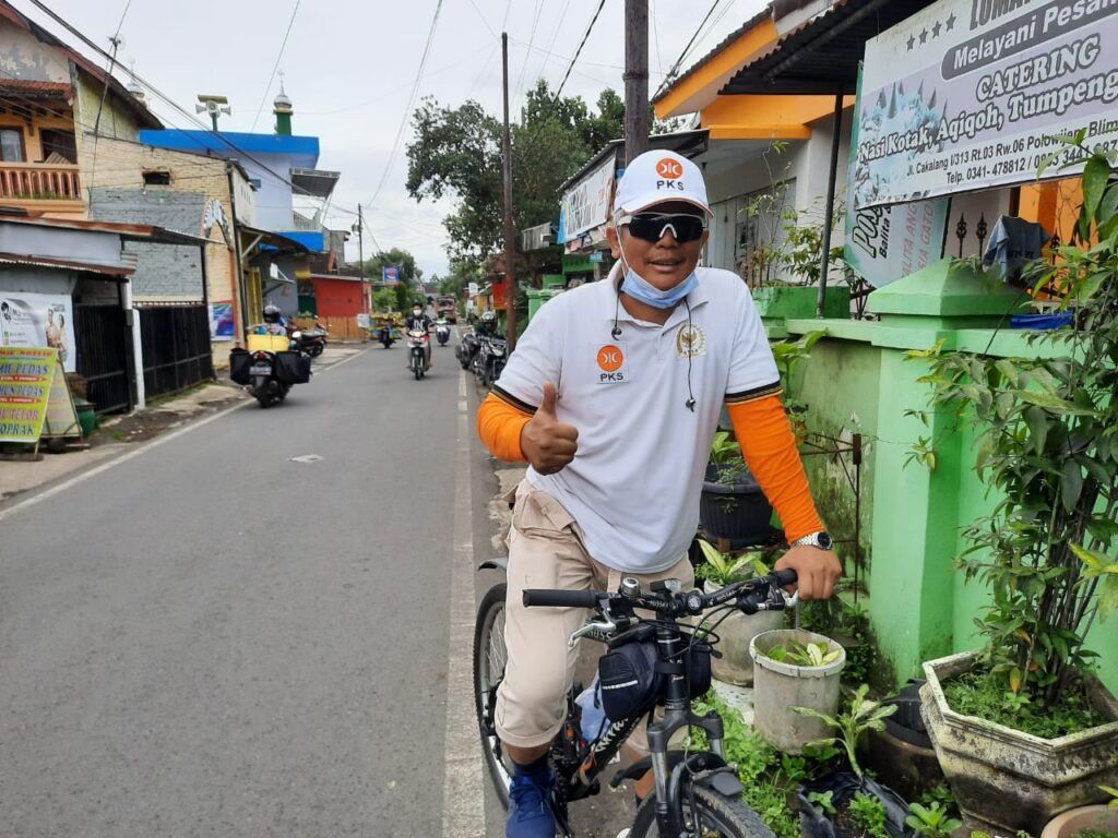 Wakil Ketua II DPRD Kota Malang Asmualik saat gowes Sabtu (16/01/2021). (Foto: Dok/Tugu Jatim)