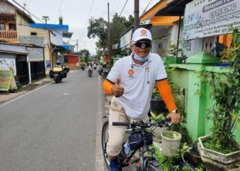 Wakil Ketua II DPRD Kota Malang Asmualik saat gowes Sabtu (16/01/2021). (Foto: Dok/Tugu Jatim)